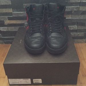 Men’s Gucci Hightop with red/green accents.